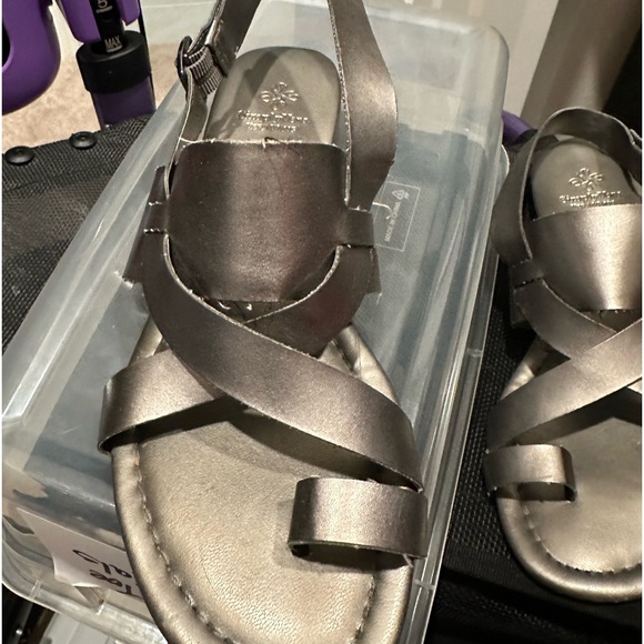 Gray flat sandals. - Picture 2 of 7
